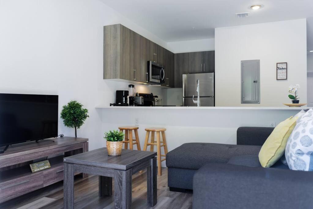 Awesome Townhouse 15 Minutes From The Beach マイアミ エクステリア 写真