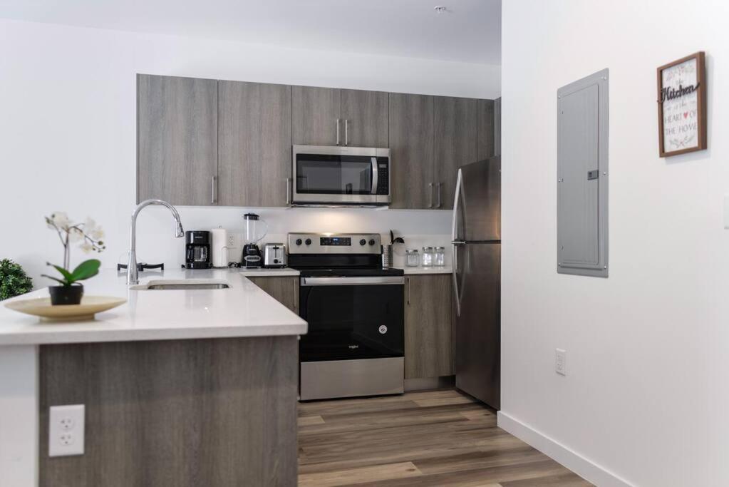 Awesome Townhouse 15 Minutes From The Beach マイアミ エクステリア 写真