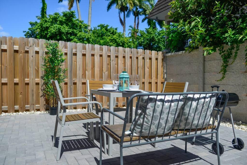 Awesome Townhouse 15 Minutes From The Beach マイアミ エクステリア 写真