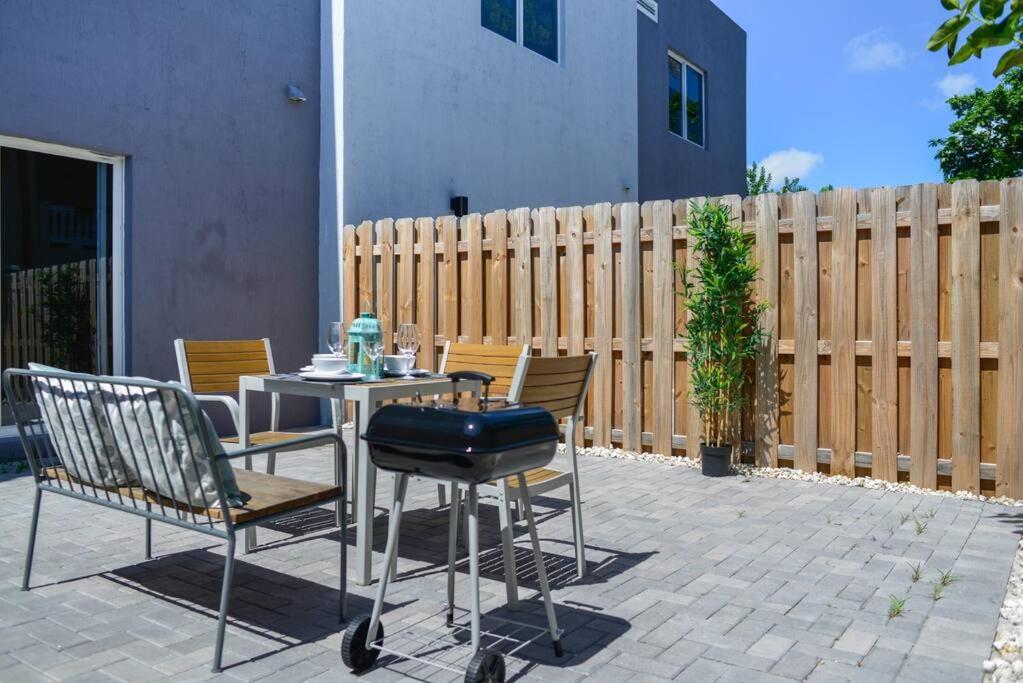 Awesome Townhouse 15 Minutes From The Beach マイアミ エクステリア 写真