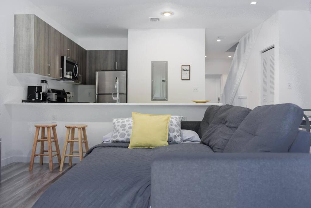 Awesome Townhouse 15 Minutes From The Beach マイアミ エクステリア 写真